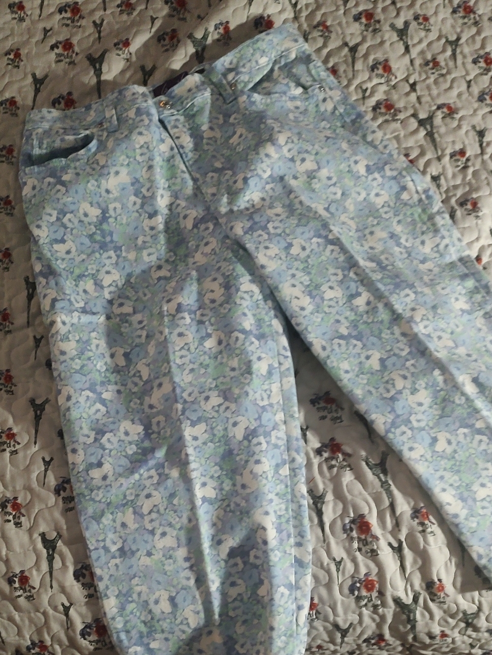 Gloria Vanderbilt// Floral White &Blue Capris pants